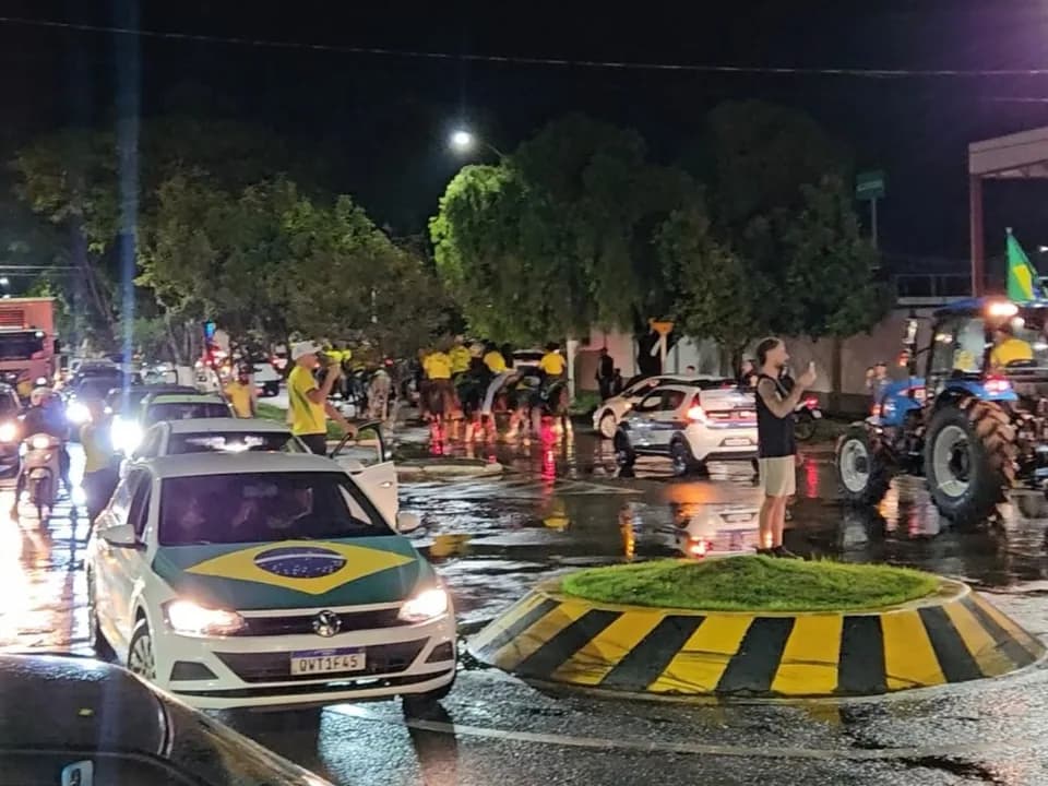Carreata em Patrocínio reúne centenas de veículos em apoio a Flávio Bolsonaro