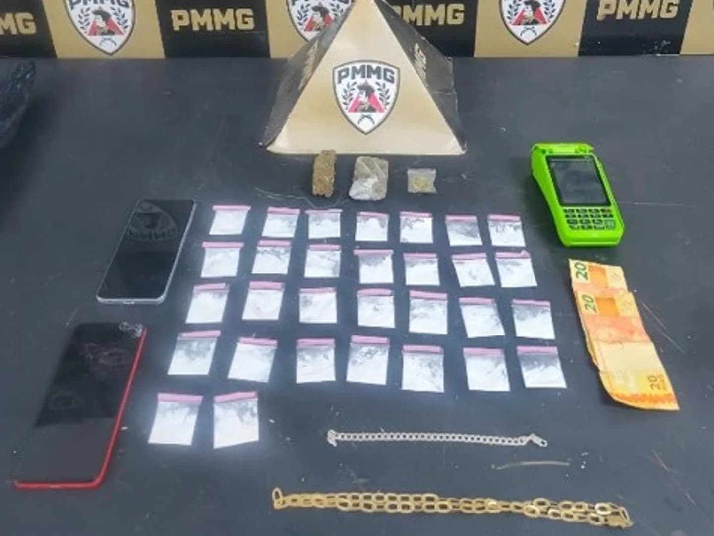 Homem é preso com papelotes de cocaína e tabletes de maconha no bairro Maravilha, em Uberlândia