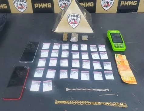 Homem é preso com papelotes de cocaína e tabletes de maconha no bairro Maravilha, em Uberlândia