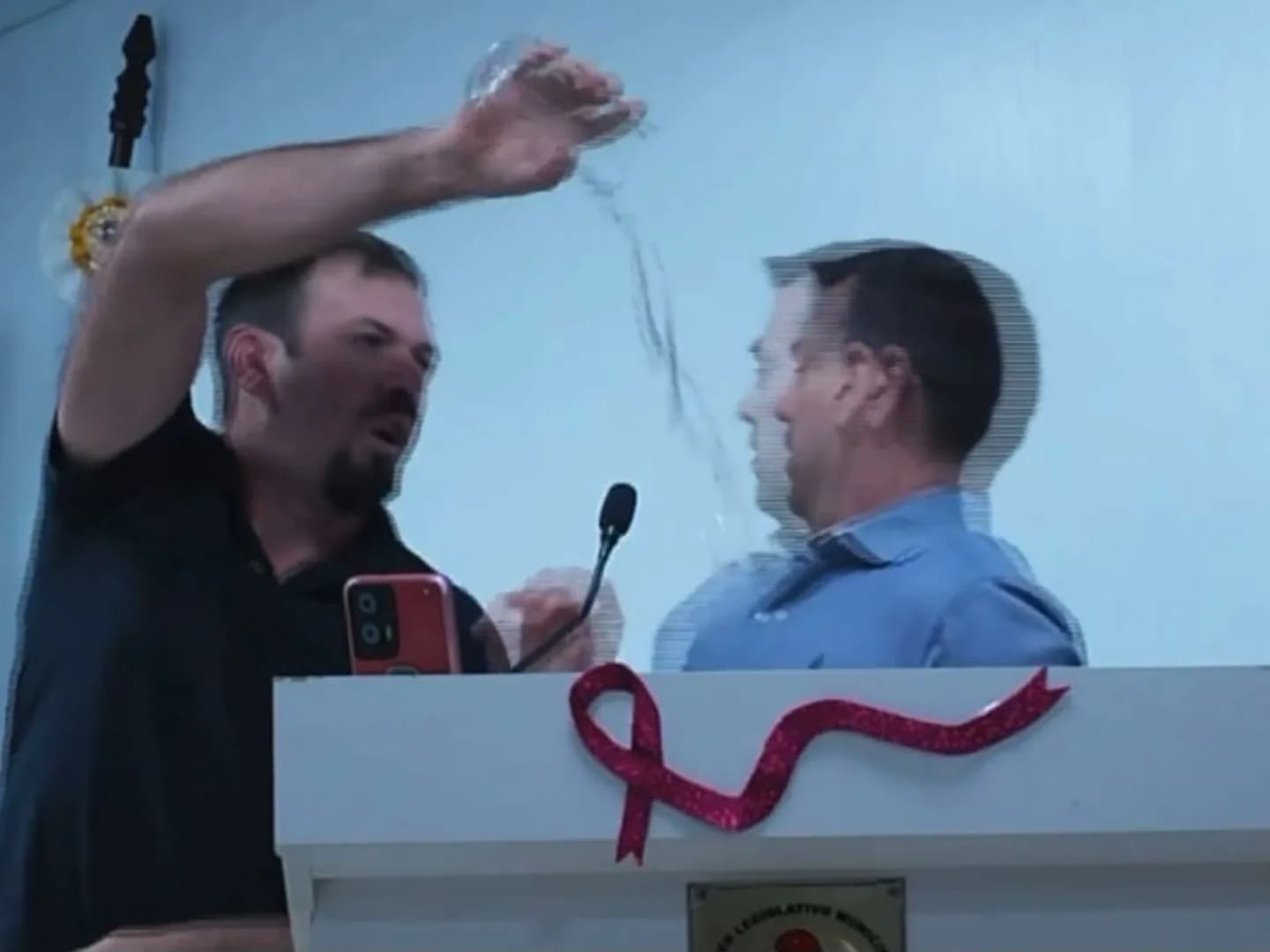 Vereadores trocam socos após copo de água ser jogado durante sessão no RS; assista ao vídeo