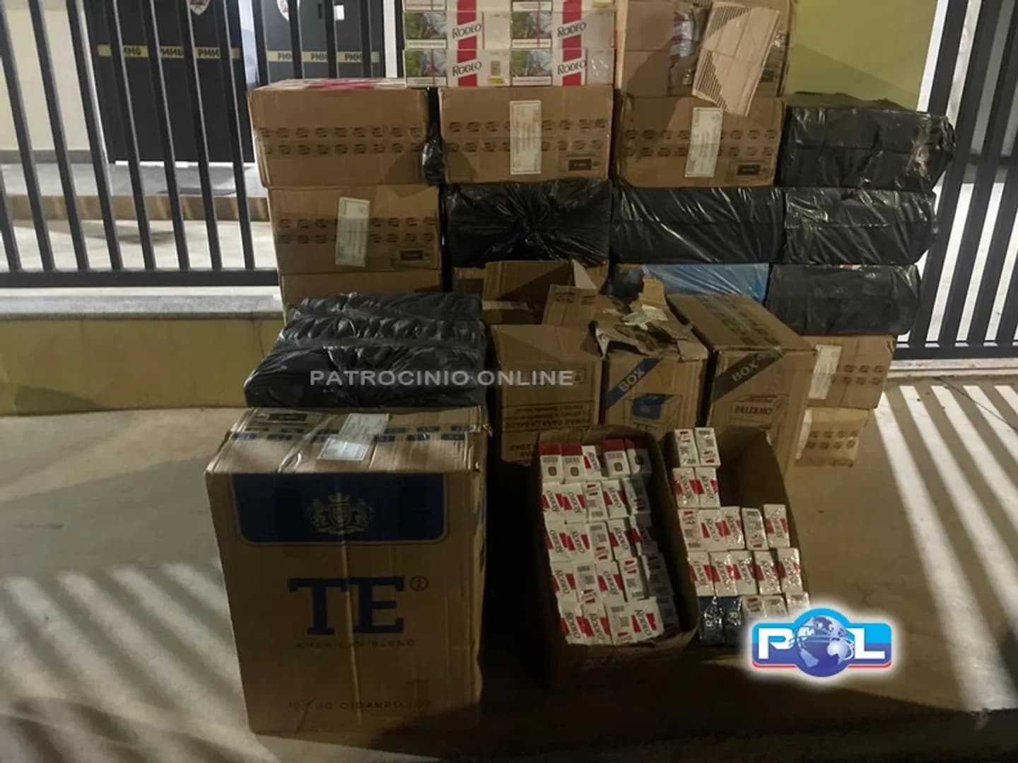 Homem tenta aproveitar outra abordagem para passar por blitz, mas acaba preso com cigarros contrabandeados na MG-235