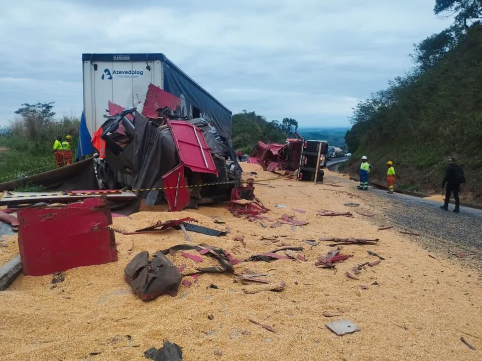 Colisão frontal entre veículos de carga deixa um morto e dois feridos na BR-262, na Serra de Luz