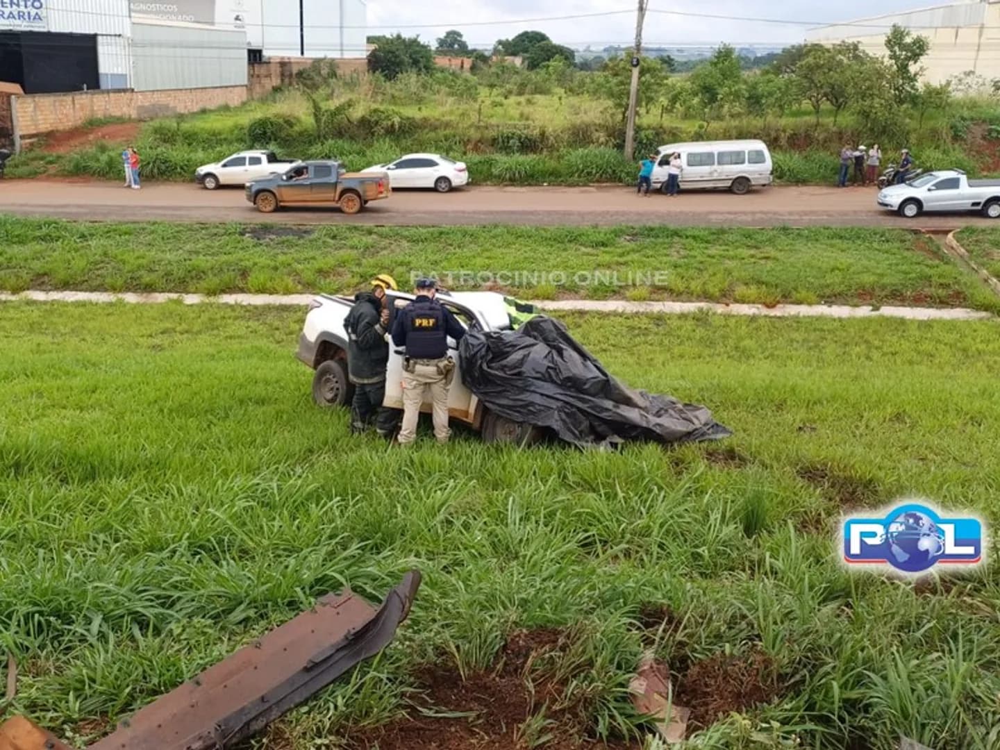 Grave acidente entre Strada e carreta carregada de cerveja deixa motorista morto na BR-365