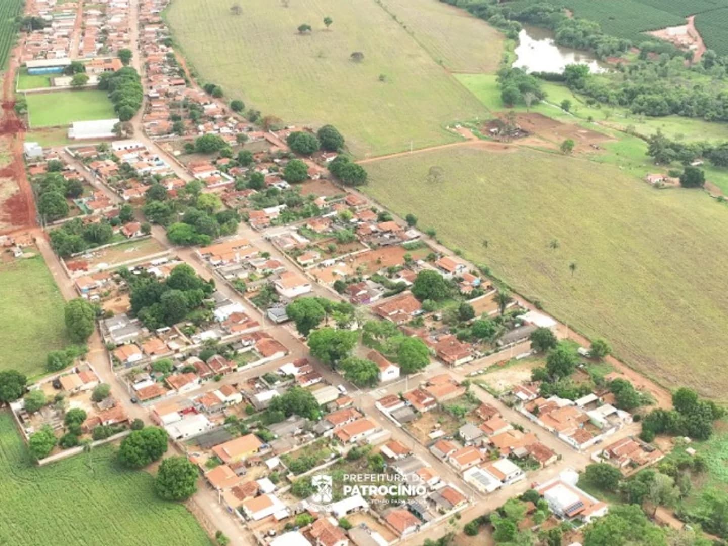 Mutirões de limpeza da Prefeitura chegam aos distritos de Salitre de Minas e Silvano
