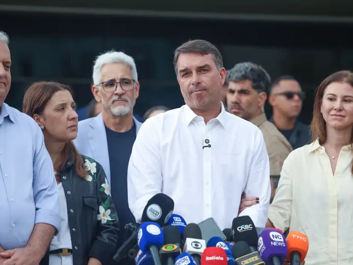 Após chegar a Miami, Flávio Bolsonaro se declara presidente eleito e divulga carta com acusações de fraude eleitoral e perseguição política