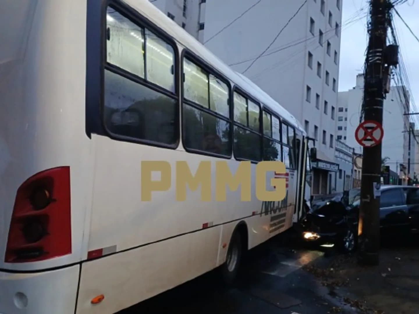 Carro bate contra imóvel e poste após colisão com micro-ônibus em Uberlândia.