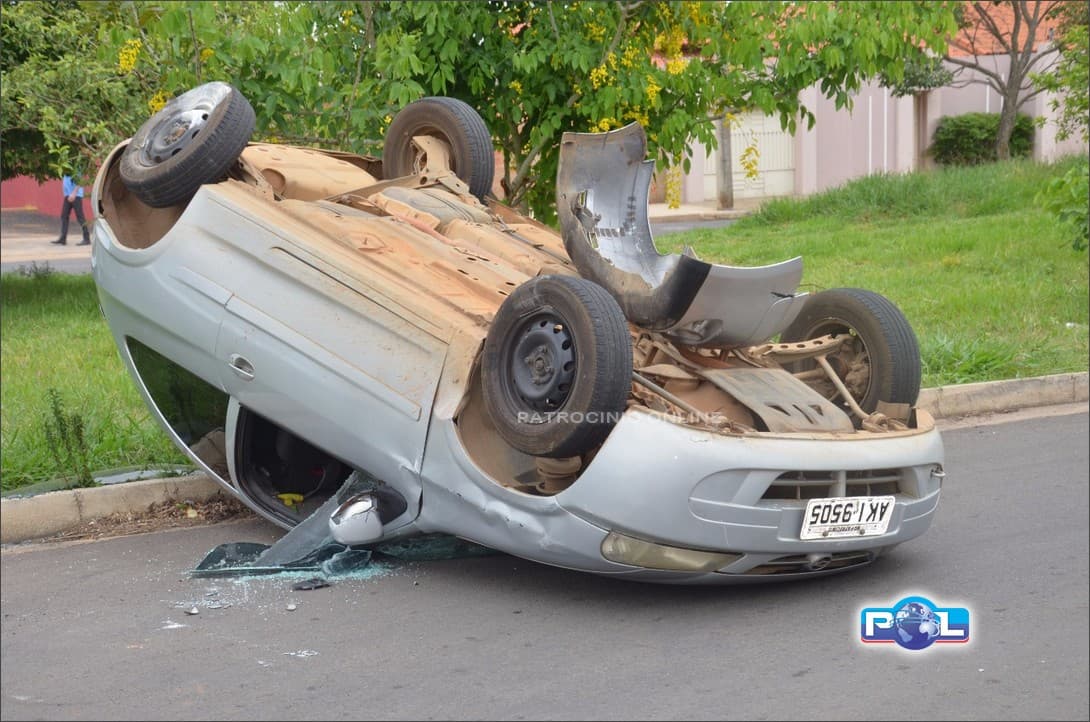 Motorista imprudente causa acidente seguido de capotamento e foge