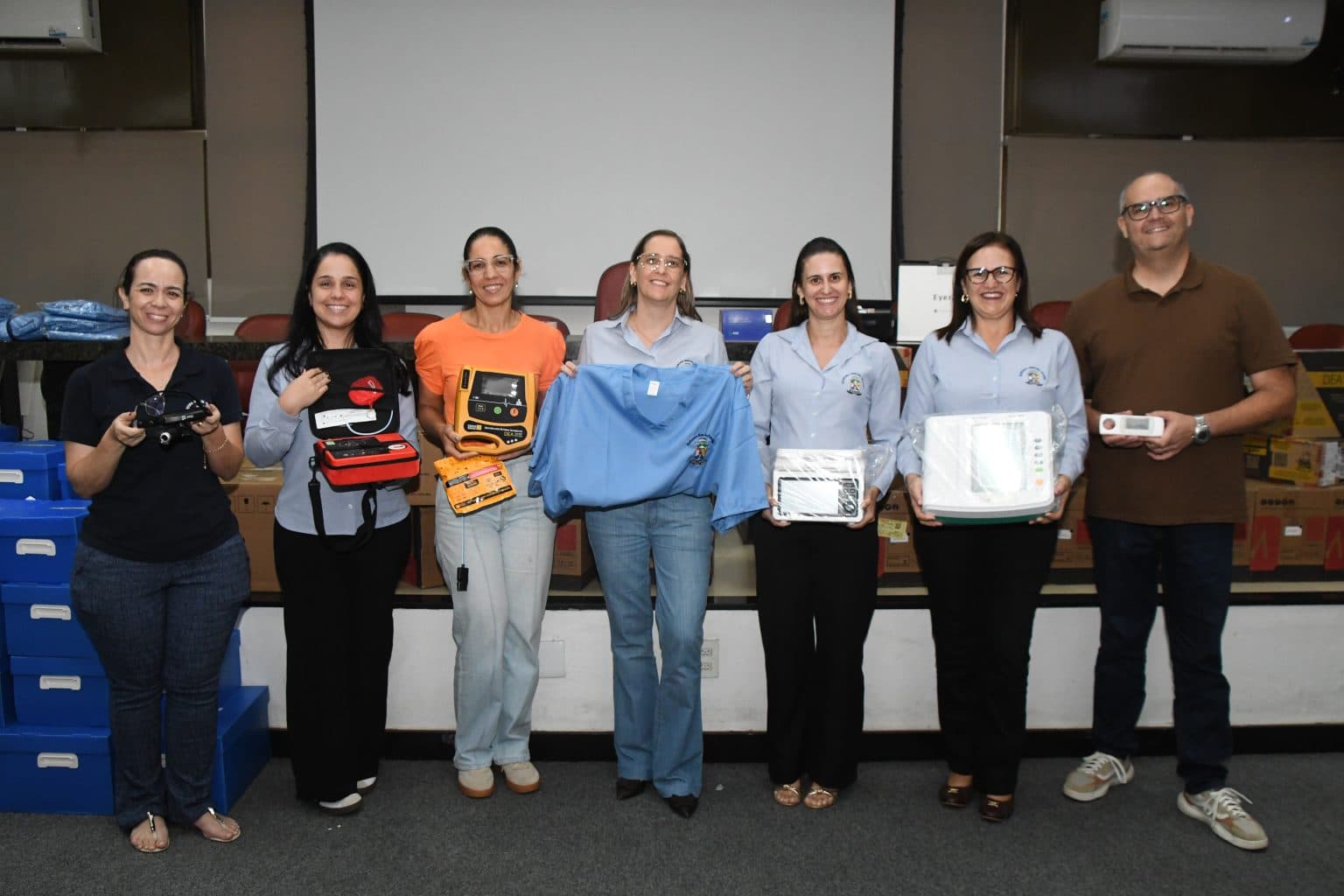 SMS entrega equipamentos e uniformes para a rede municipal de saúde