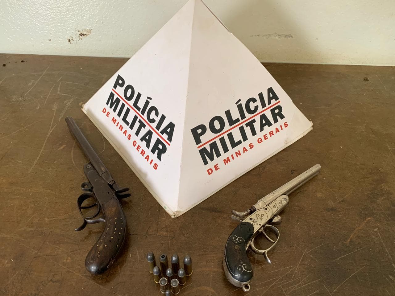 Família dá carona a homem com várias passagens que portava duas armas e munições