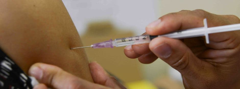 Quarta dose da vacina da covid-19 chega para adultos com mais de 40 anos e terceira dose para adolescentes