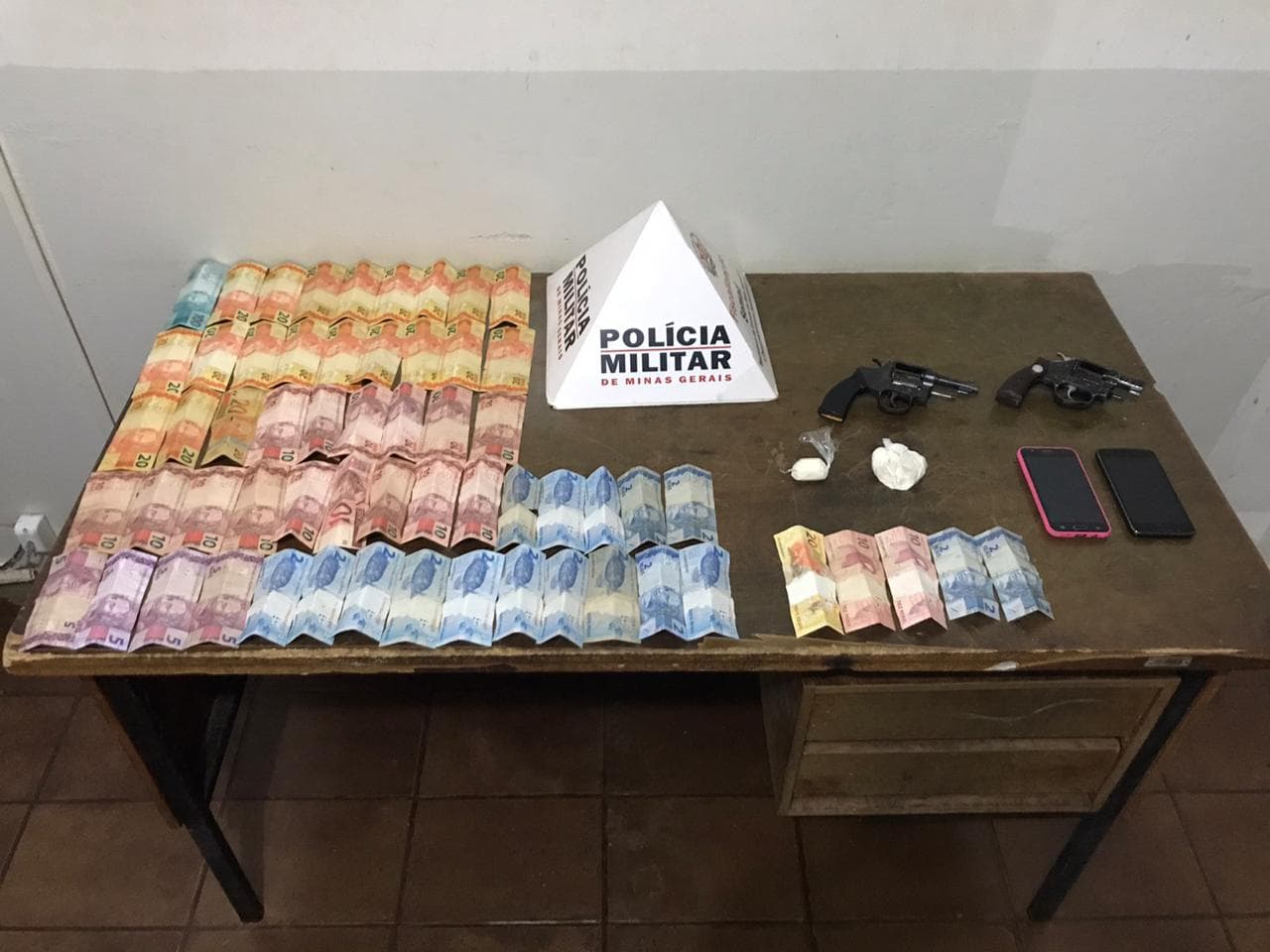 Militares prendem homem e mulher por tráfico, porte de armas e aliciamento de menor.