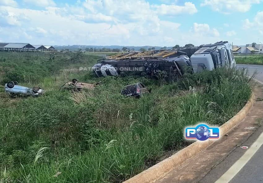 Condutor perde controle e caminhão-cegonha com 21 veículos tomba na BR-146