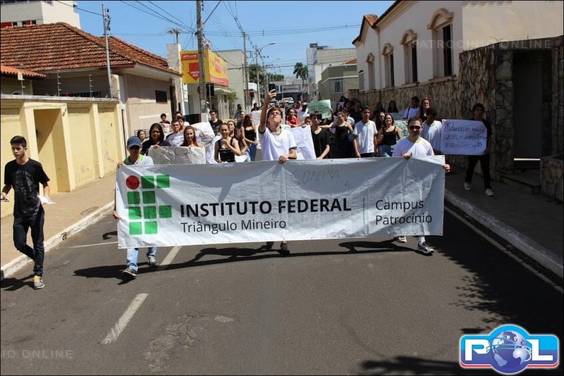 Alunos e servidores IFTM Campus Patrocínio realizam manifestação