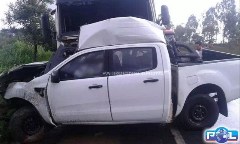 Colisão entre caminhonete e carreta mata uma pessoa na BR-262 em Campos Altos