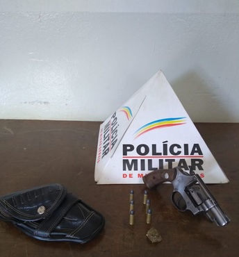 PatrocÃ­nio â??  PolÃ­cia Militar apreende arma de fogo