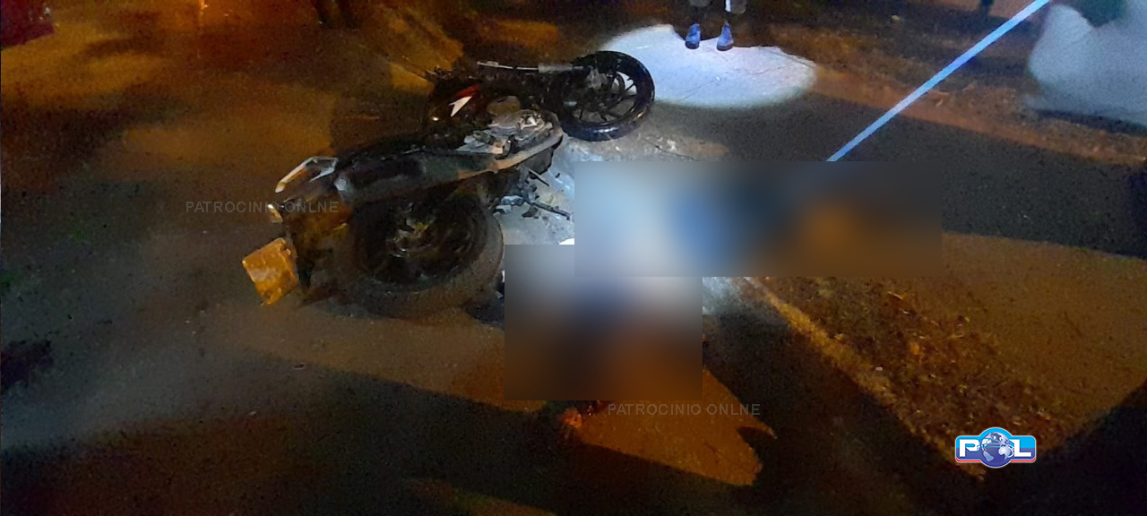 Piloto com adesivo da Rocam na moto é flagrado dando empinadas