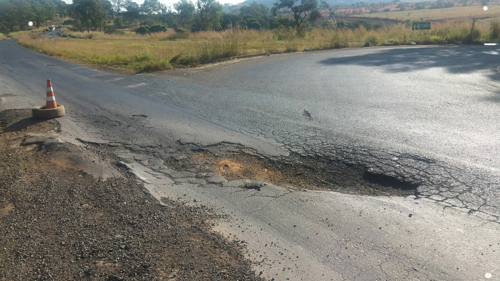 Pode ser uma imagem de estrada