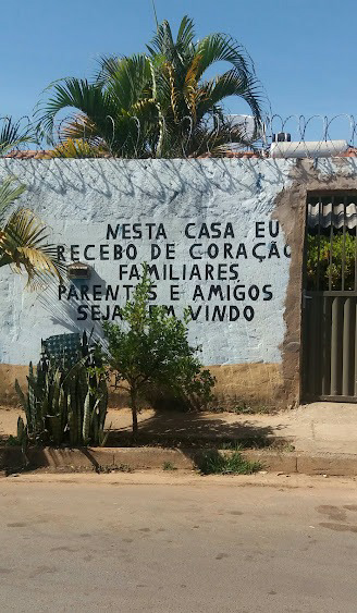 Pode ser uma imagem de ao ar livre e texto que diz "NESTA CASA EU ECEBO DE CORAÇÃO FAMILIARES ENTISE AMIGOS VINDO"
