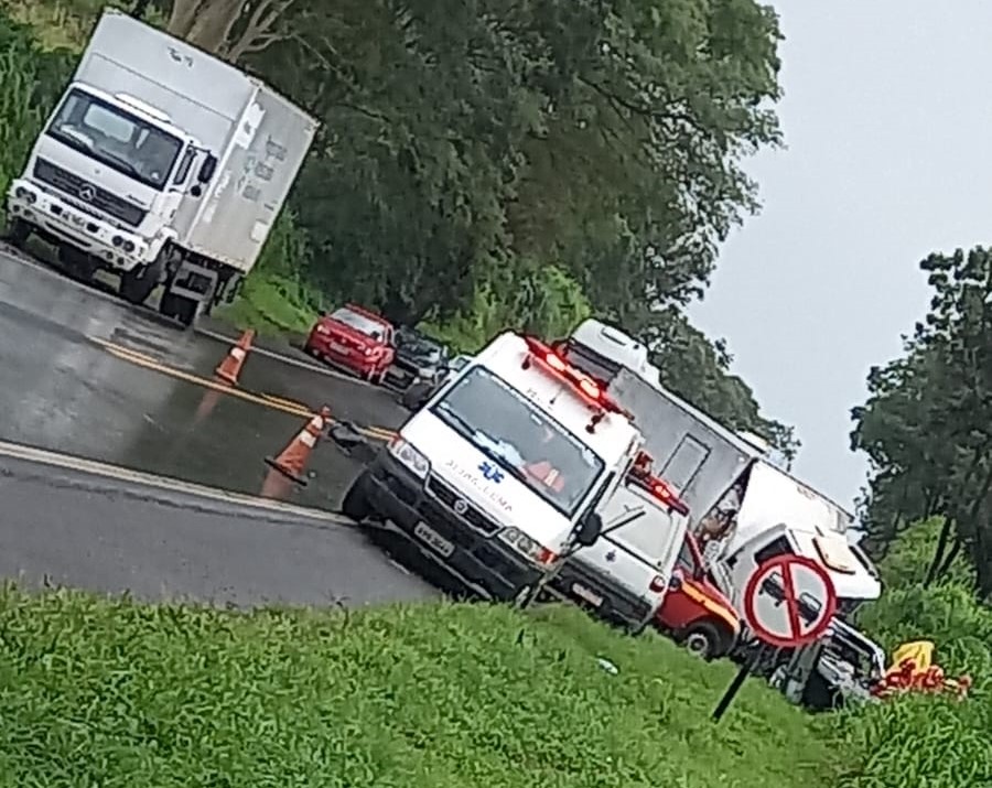 Um morre e três ficam feridos em batida entre caminhonete e caminhão na  BR-262, Triângulo Mineiro